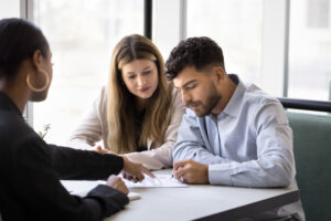 O que é Alienação Fiduciária? Entenda os riscos e como ela se difere da hipoteca no seu contrato de financiamento