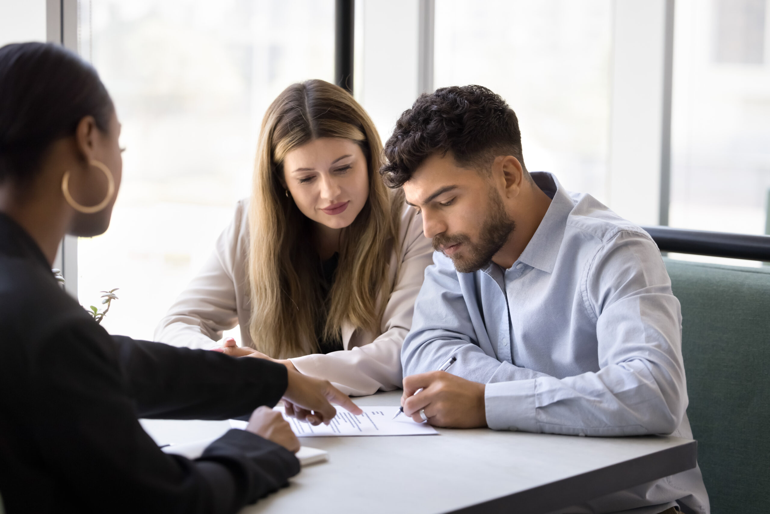 O que é Alienação Fiduciária? Entenda os riscos e como ela se difere da hipoteca no seu contrato de financiamento